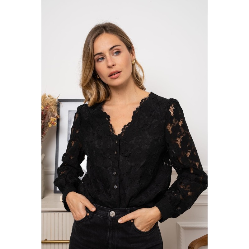 Blouse en dentelle noire avec col en V