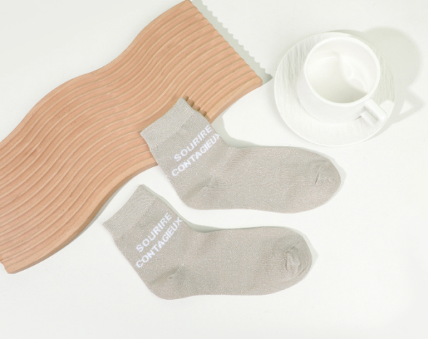 Chaussettes à Paillettes et Petit Message Sourire Contagieux