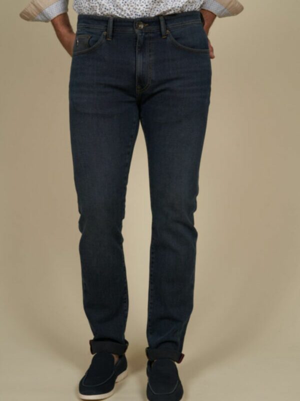 Jean denim stretch homme de couleur bleu jean de la marque MCS, avec deux poches devant, fermeture à zip et bouton devant.