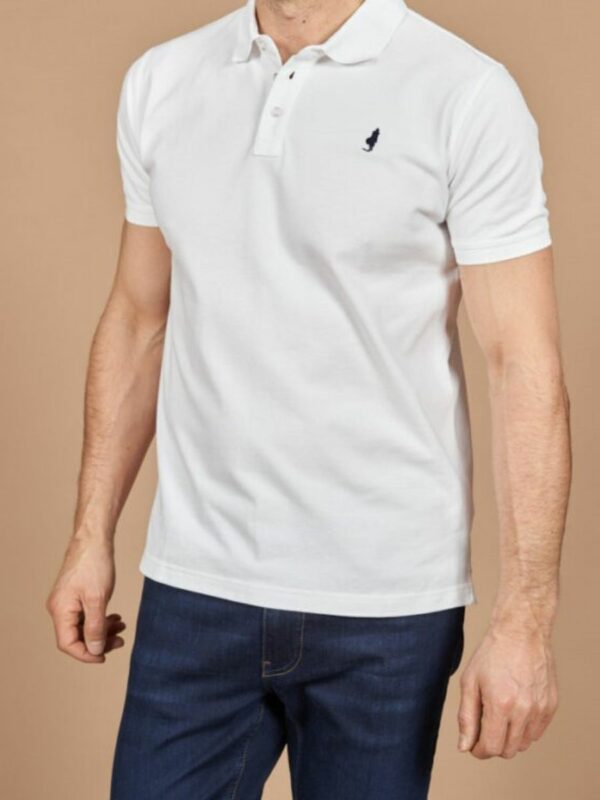 Ce polo homme blanc en coton de la marque MCS est à manches courtes, avec une broderie en noir sur le cœur.