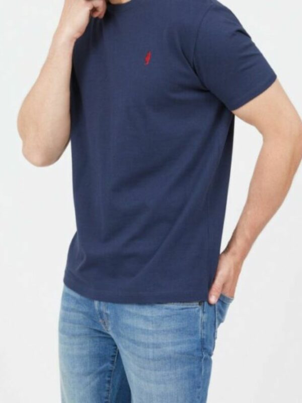 T-shirt bleu marine homme de la marque MCS, en coton. Le rider, emblème de la marque, est brodée en fil rouge sur le cœur.