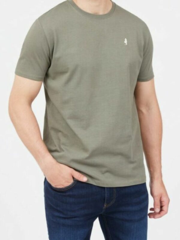 T-shirt homme vert kaki à col rond de la marque MCS, avec une broderie du Rider au niveau du cœur. Manches courtes et col à finition en billet.