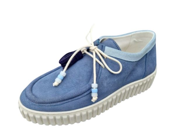 Baskets basses couleur bleue jean avec lacets et semelles blanches.