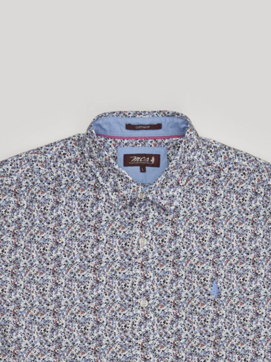 col Chemise homme imprimé à motifs fleurs mcs, doublé d'un tissu bleu avec étquette de la marque.