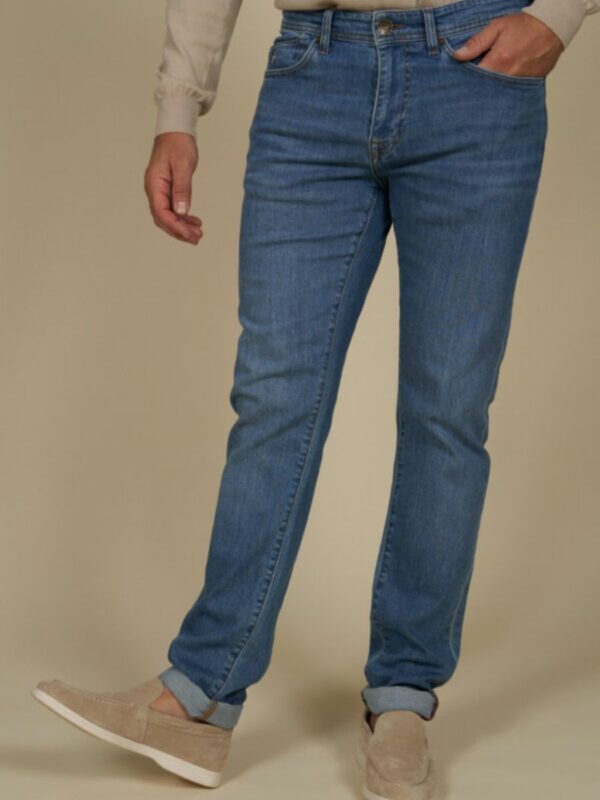 Jean stretch bleu denim de la marque MCS avec deux poches devant, une ouverture à zip et bouton.