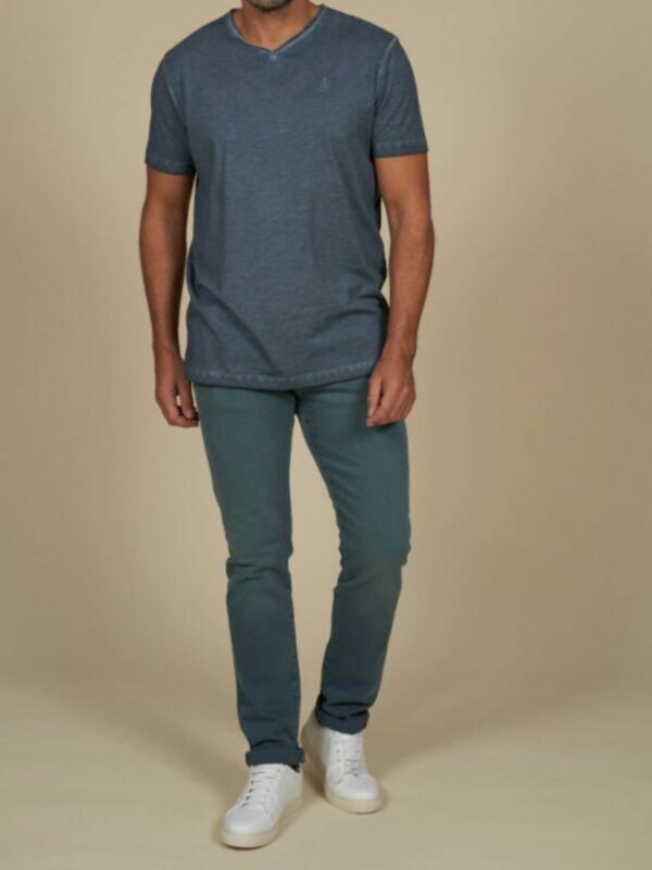 jean stretch homme regular de couleur bleu pétrole avec une coupe droite.