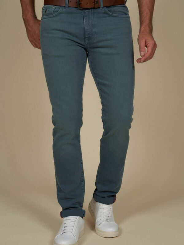 Devant du jean stretch homme regular Mcs, de couleur bleu pétrole.
