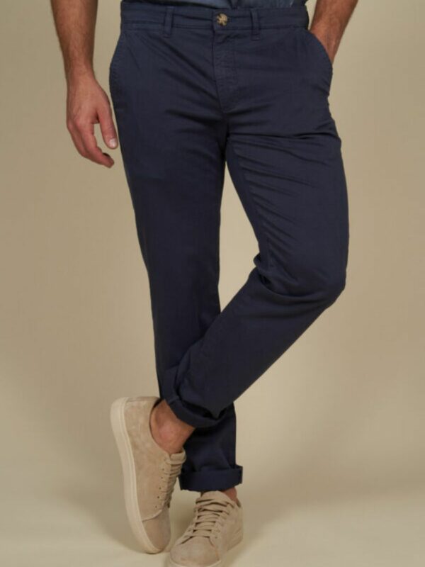Ce pantalon chino homme bleu marine conçu par MCS affiche une coupe droite, stylé avec deux poches devant, une fermeture à zip et à bouton. marque