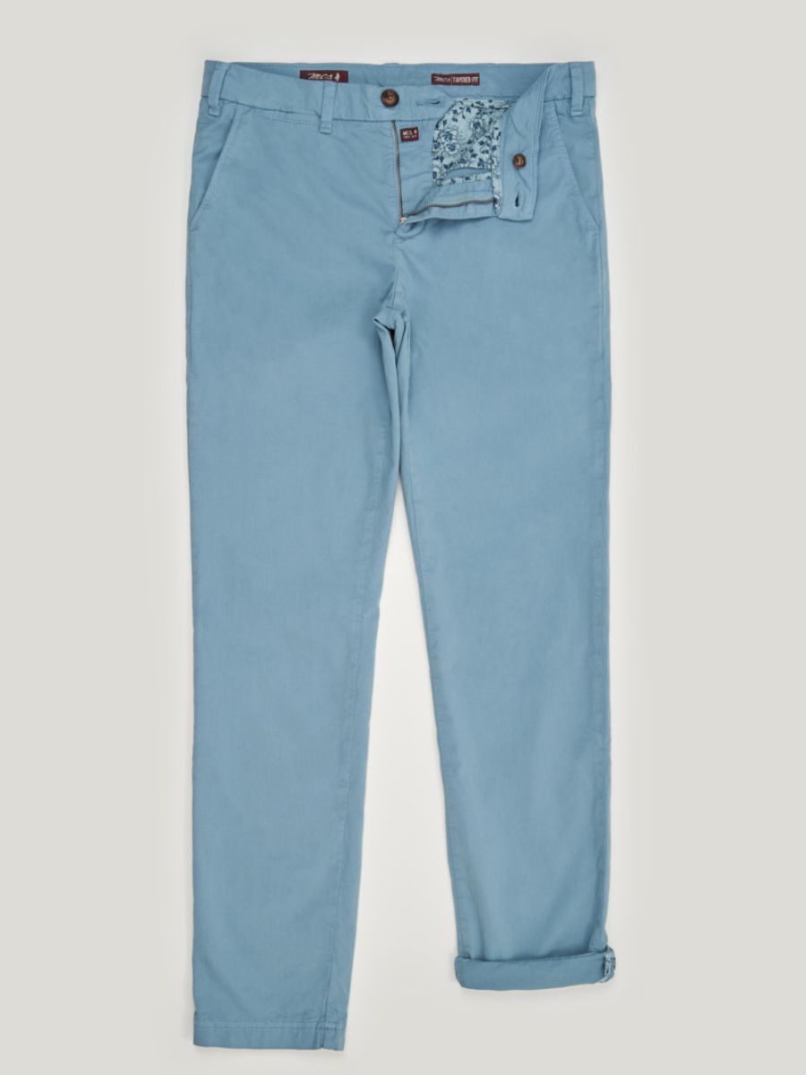 Pantalon homme chino en coton, tissu strech bleu ciel, avec une face intérieure fleurie. Fermeture à zip et à double bouton.