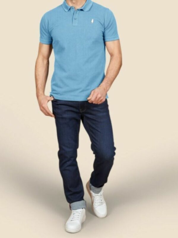 polo homme bleu turquoise MCS avec une ouverture à deux boutons au cou et des manches courtes.