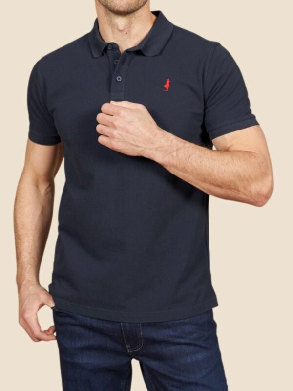 Ce polo piqué homme bleue foncée de la marque MCS est en pur coton, avec une ouverture à bouton au ras du cou.