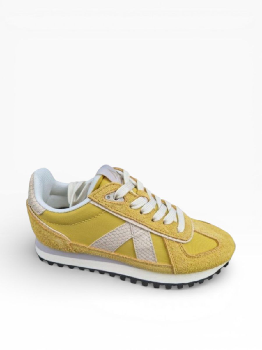Baskets Jaune motif serpent ASFVLT style running rétro, tige jaune en nylon et daim, empiècements motif serpent, semelle blanche épaisse, lacets jaunes, silhouette sneaker vintage.
