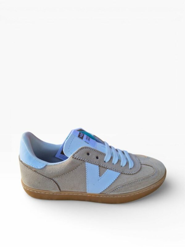 baskets en daim rétro colorées avec V latéral blanc, pièce arrière blanche, lacets blancs, surpiqûres contrastées et semelle translucide couleur caramel style vintage unisexe.