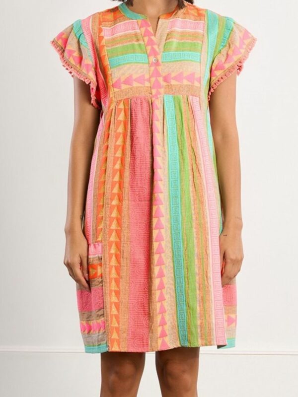 Robe multicolore à manches courtes avec une dentelle aux manches.