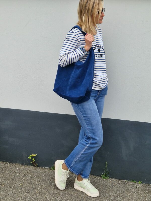 sac cabas en cuir bleu spacieux avec anses confortables.