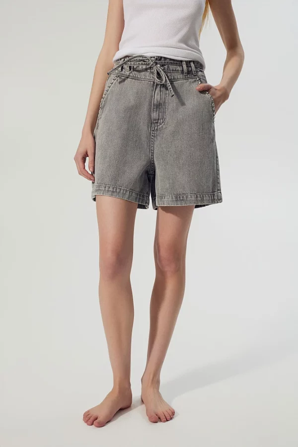 Short Denim gris large et confortable avec lien à nouer pour ajuster à la taille.