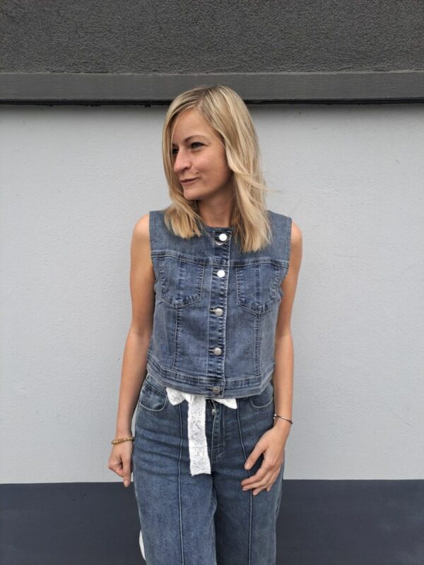 veste sans manches en denim gros avec boutons devant.