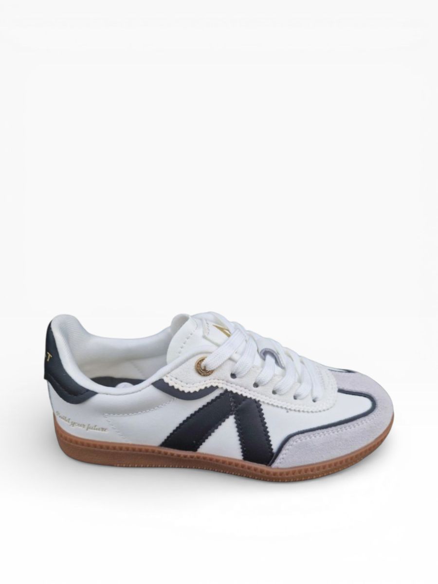 Baskets basses Elite classic en cuir blanc et suède noir avec semelle fine en gomme marron sur une silhouette rétro sport basse à lacets.