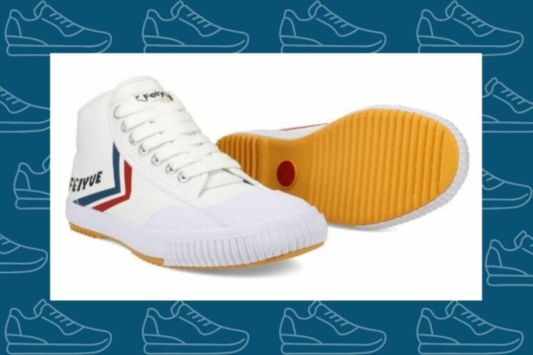 baskets en toile montantes avec la marque Feiyue bien visible.