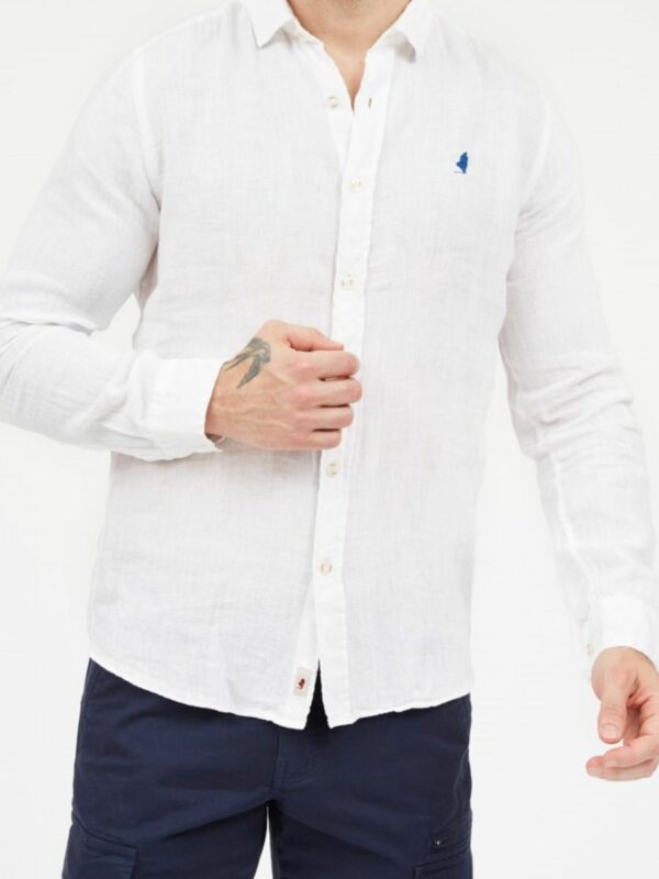 Chemise en lin blanc à manches longues de la marque MCS, la marque est brodée au niveau du cœur, ouverture à bouton et tissu respirant.
