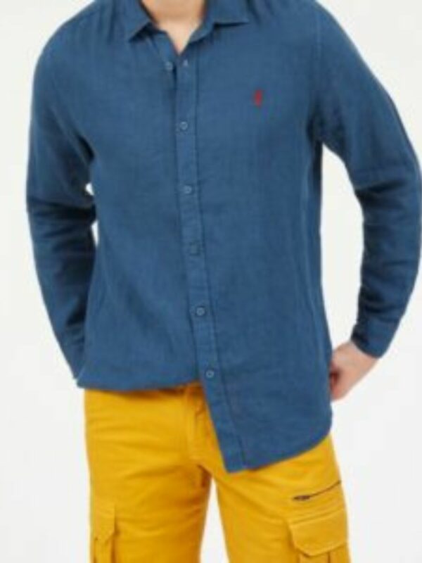 Chemise en lin bleu foncé à manches longues de la marque MCS, avec la marque brodée au niveau du cœur, ouverture à bouton devant.