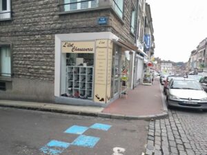 La première boutique Lilot Chaussures dans un coin de rue.