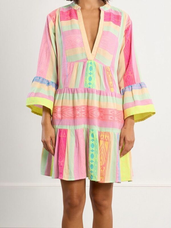 robe courte multicolore à manches longues et amples.