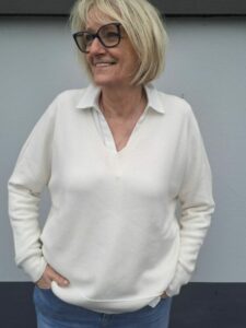 pull blanc cassé à col v