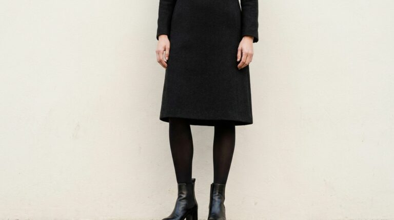 La bottine avec une robe noire en hiver — robe noire hiver