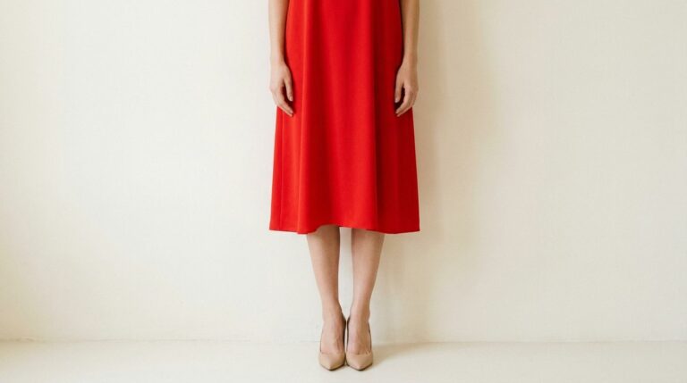 Le nude avec une robe rouge — chaussure robe rouge