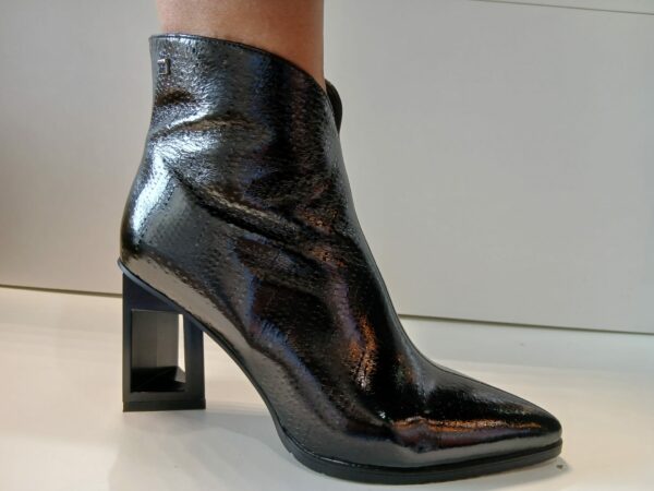 Bottine Metamorfose Babeth en cuir verni noir a talon ajoure