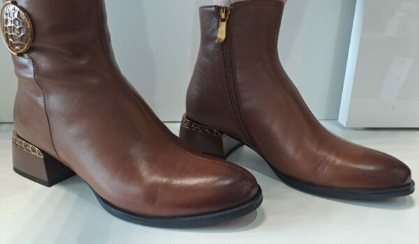 Bottine Metamorfose Badrid en cuir marron a medaillon dore - vue 2