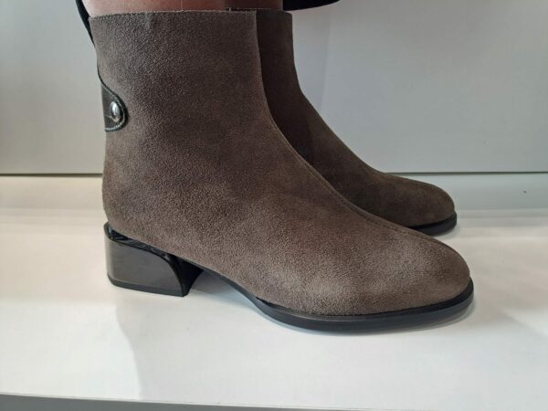 Bottine Metamorfose Bandar en daim taupe a talon trotteur
