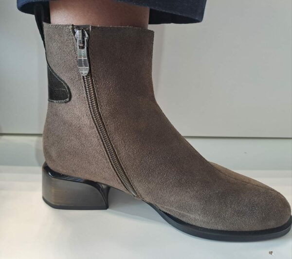 Bottine Metamorfose Bandar en daim taupe a talon trotteur - vue 2