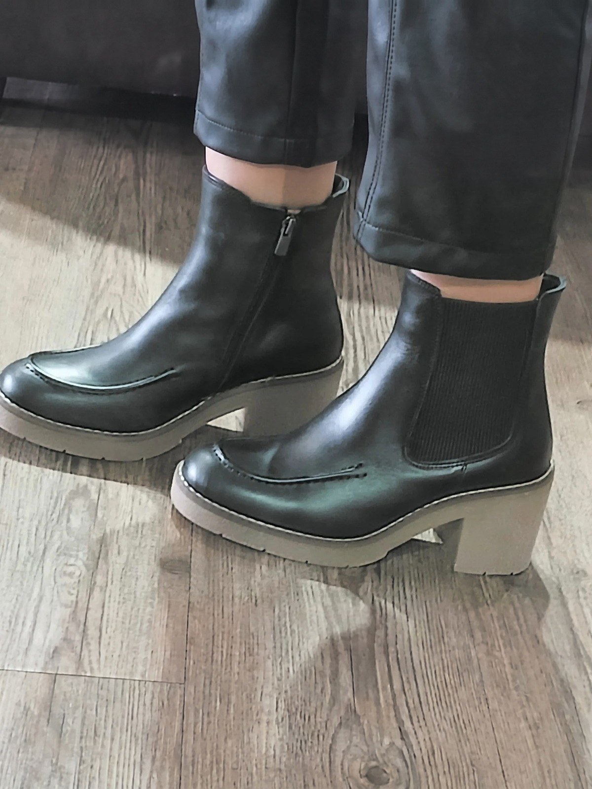Bottines à talons semelle crêpe ETIVAL UYGUNER Noir, la paire portée