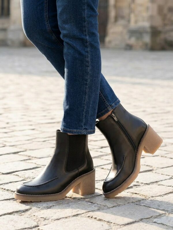 Bottines à talons semelle crêpe ETIVAL UYGUNER Noir, vue portée