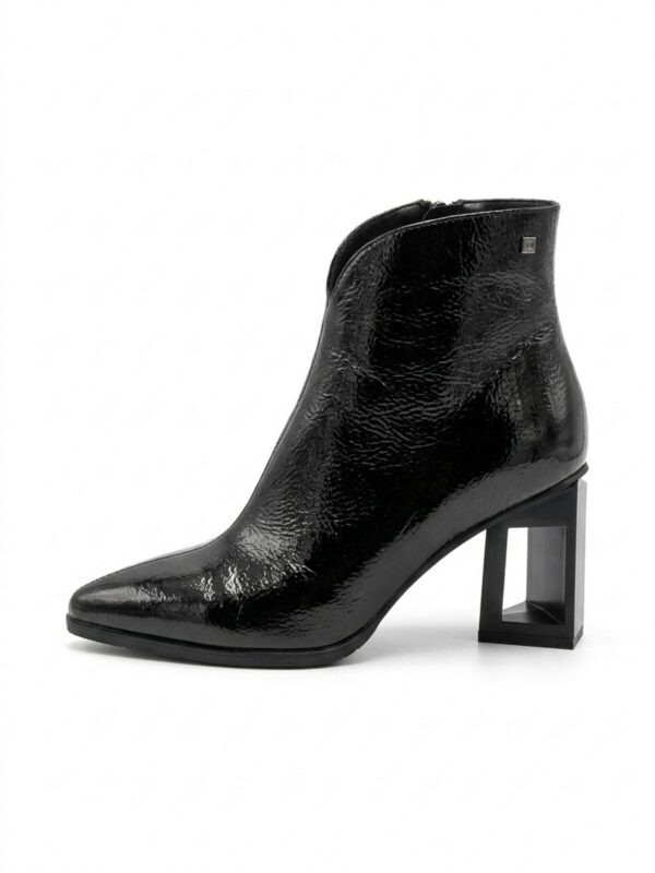 Bottine Metamorfose Babeth en cuir verni noir à talon ajouré, sur fond blanc