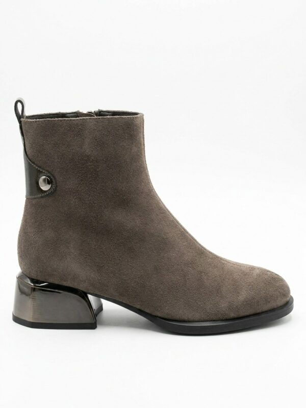 Bottine Metamorfose Bandar en daim taupe à talon trotteur, sur fond blanc