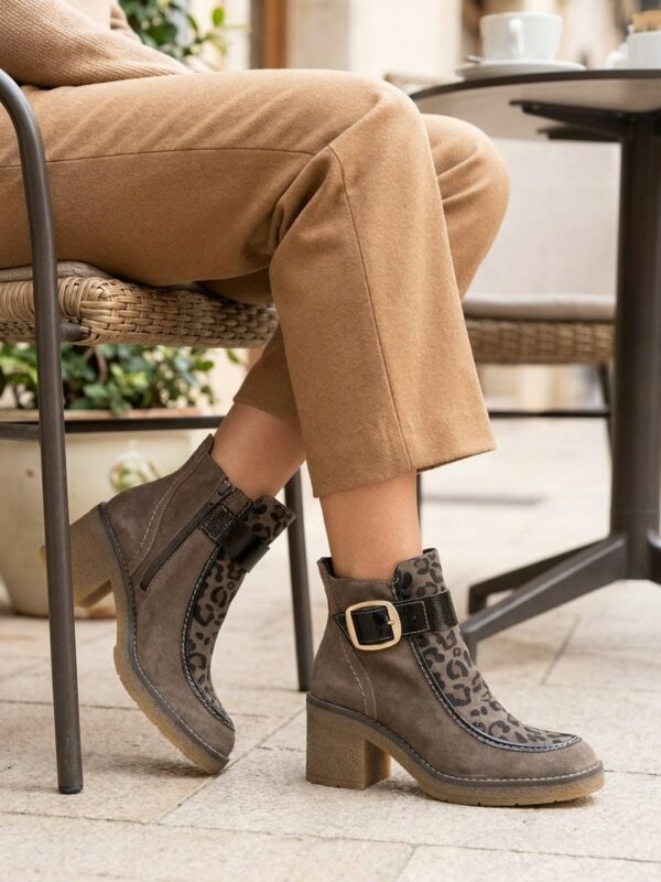 Bottines à talons semelle crêpe ETIVEY SUEDE-LEOPARD-SUEDE-PATENTE-PA - Taupe, vue portée