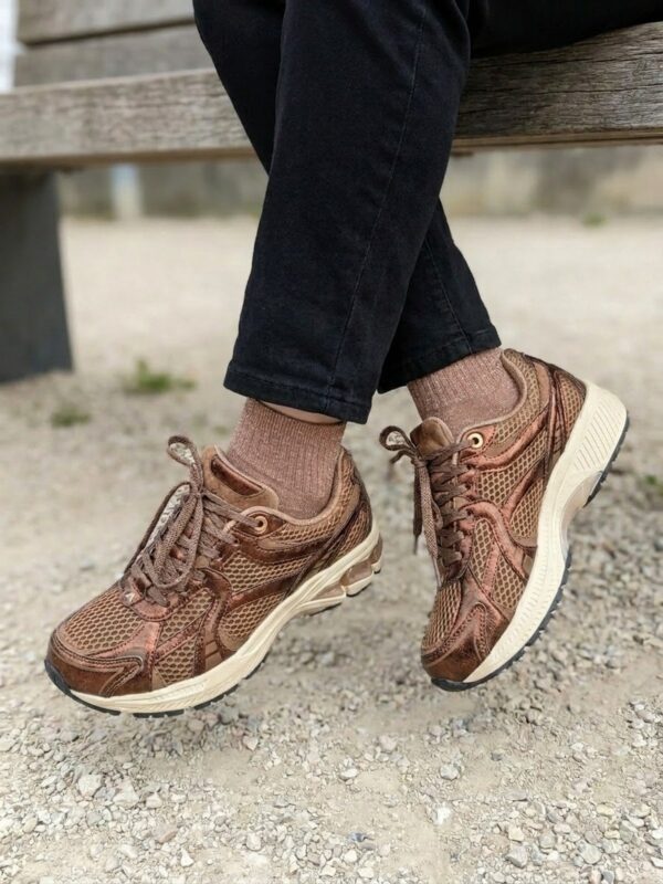 Basket ASFVLT City Run chocolat silhouette dad-runner, vue portée