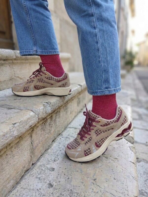 Basket ASFVLT City Run bordeaux motif pied-de-poule, vue portée