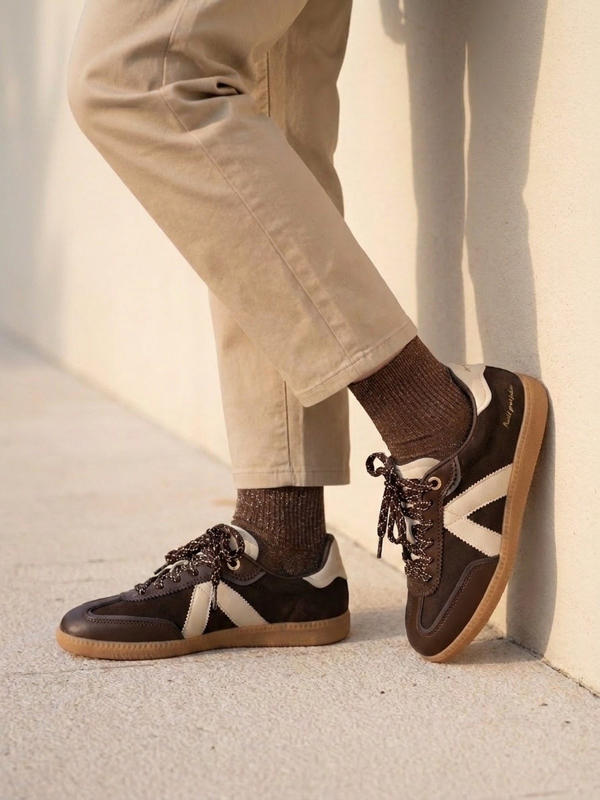 Basket ASFVLT Elite Classic chocolat cuir et bande crème, vue portée