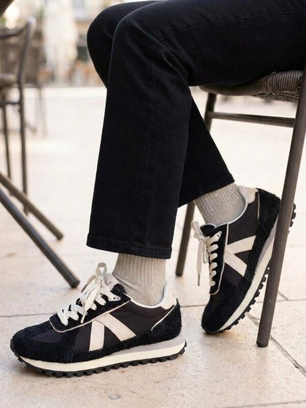 Basket ASFVLT Gate noire tige nylon et daim bande serpent, vue portée