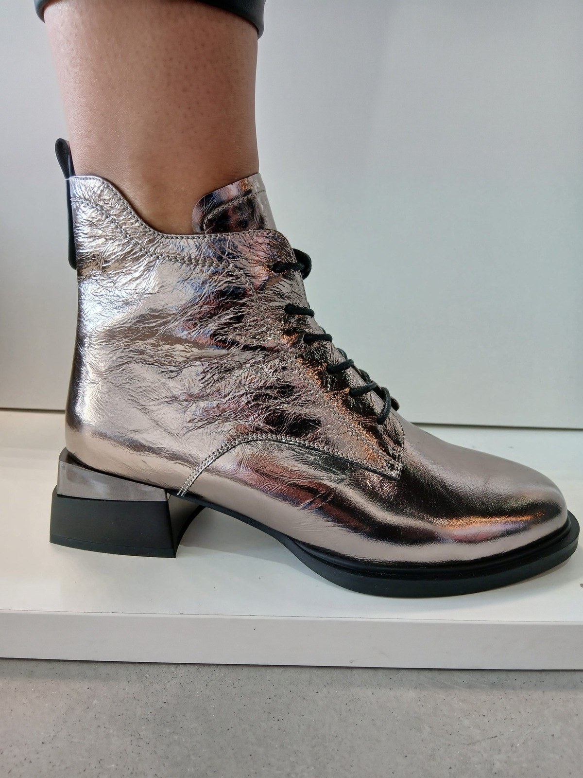 Bottine Metamorfose Bairong plomb métallisé à lacets et zip