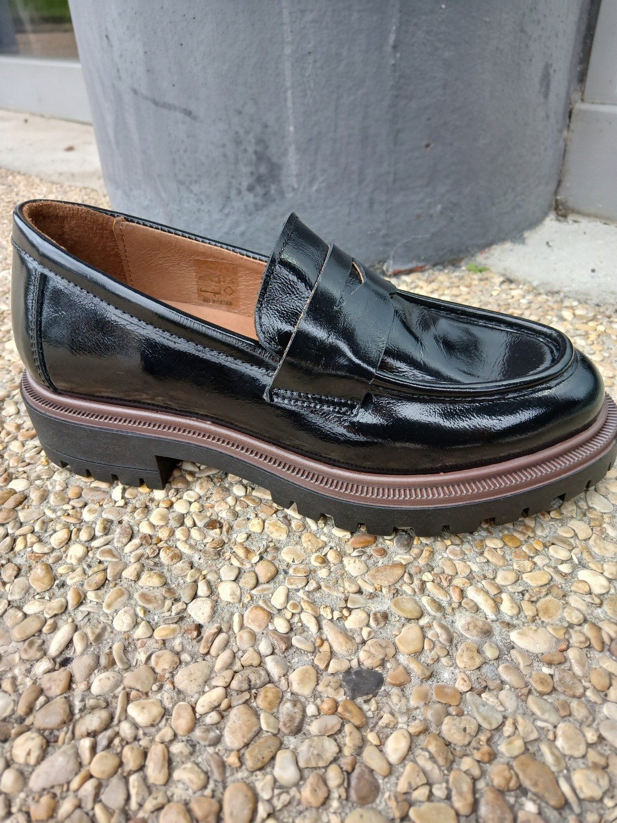 Mocassin vernis noir Etouvelles Coco & Abricot côté