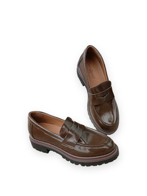 Mocassins vernis chocolat Etouvelles Coco & Abricot, sur fond blanc