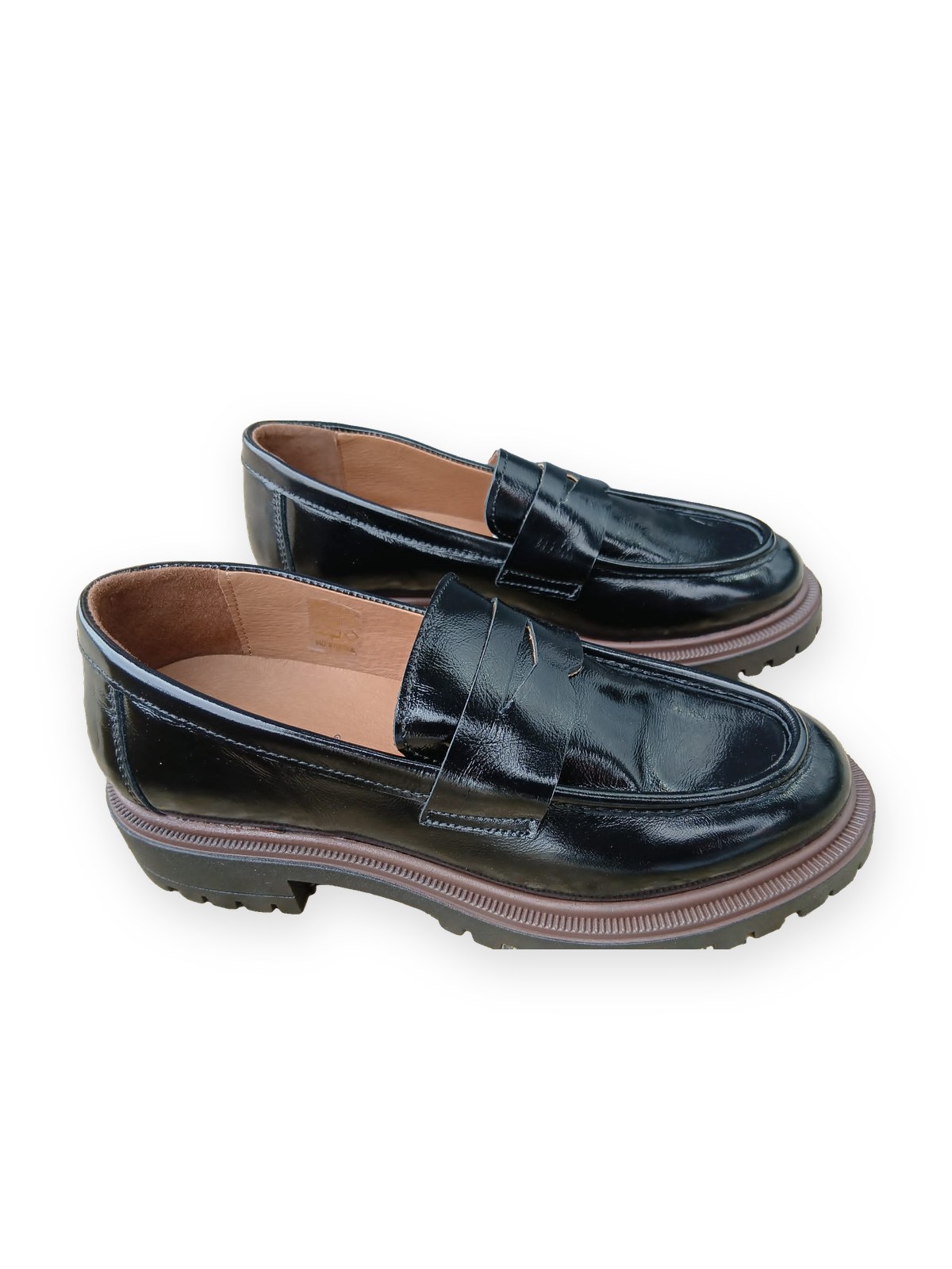 Mocassins vernis noirs Etouvelles Coco & Abricot, sur fond blanc
